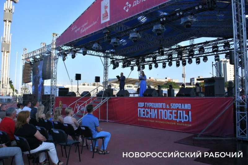 В Новороссийске казаки вручили «девочкам Турецкого» букеты цветов