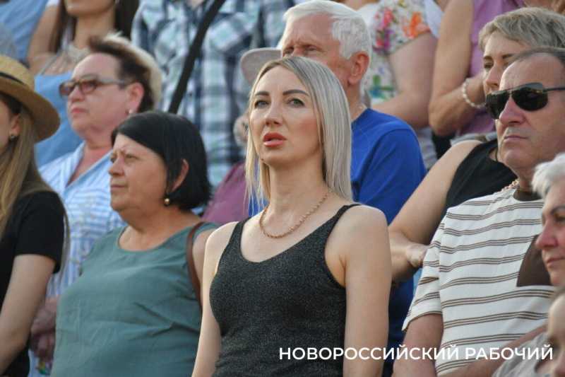В Новороссийске казаки вручили «девочкам Турецкого» букеты цветов