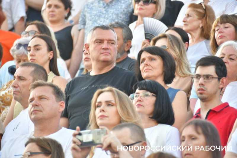 В Новороссийске казаки вручили «девочкам Турецкого» букеты цветов