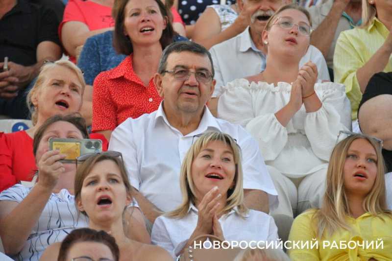 В Новороссийске казаки вручили «девочкам Турецкого» букеты цветов