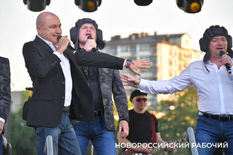 В Новороссийске казаки вручили «девочкам Турецкого» букеты цветов