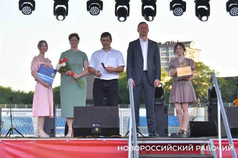 В Новороссийске казаки вручили «девочкам Турецкого» букеты цветов