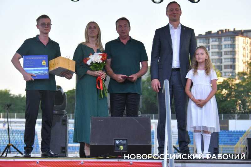 В Новороссийске казаки вручили «девочкам Турецкого» букеты цветов