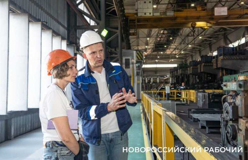 В Новороссийске металлурги с высшим образованием карьеру начинают подручным сталевара
