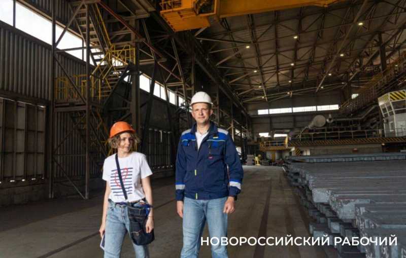В Новороссийске металлурги с высшим образованием карьеру начинают подручным сталевара