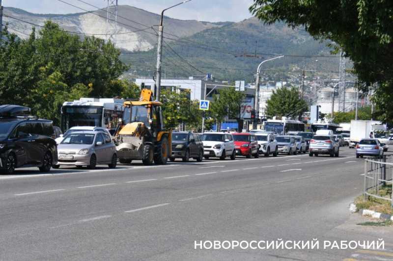 В Новороссийске образовалась жуткая пробка. Перекрыта центральная магистраль
