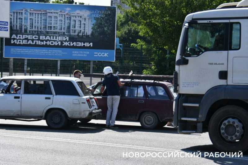 В Новороссийске образовалась жуткая пробка. Перекрыта центральная магистраль