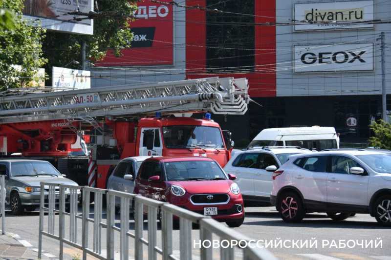 В Новороссийске образовалась жуткая пробка. Перекрыта центральная магистраль
