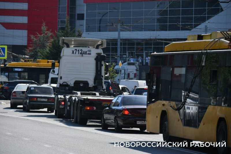 В Новороссийске образовалась жуткая пробка. Перекрыта центральная магистраль