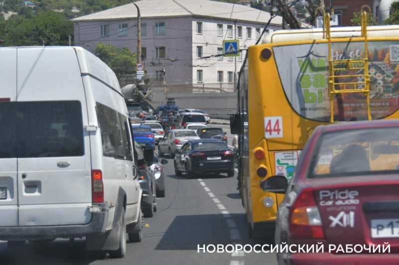 В Новороссийске пятница. Город встал в пробках