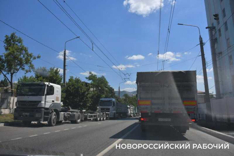 В Новороссийске пятница. Город встал в пробках