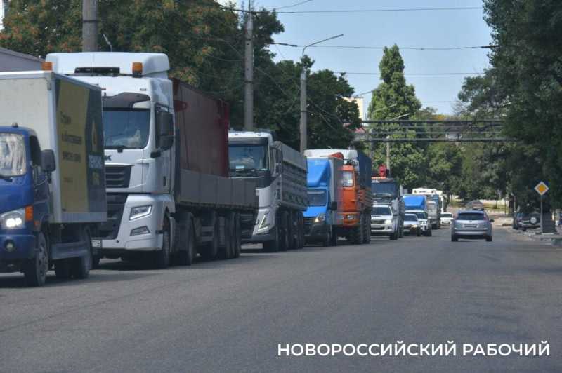 В Новороссийске пятница. Город встал в пробках