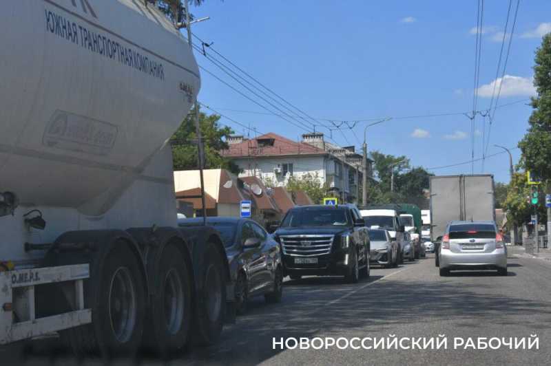 В Новороссийске пятница. Город встал в пробках