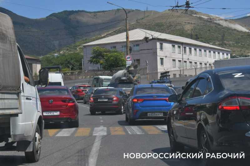 В Новороссийске пятница. Город встал в пробках