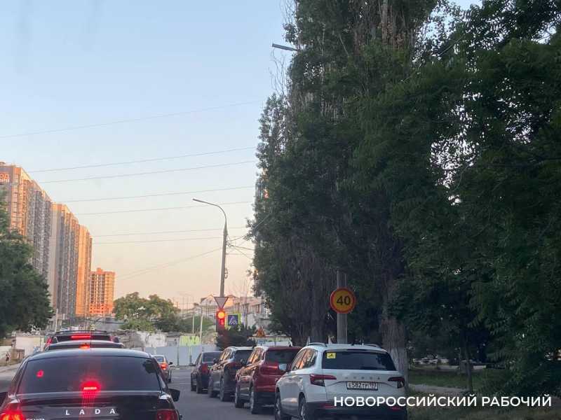 В Новороссийске поставили светофор, а люди не привыкли