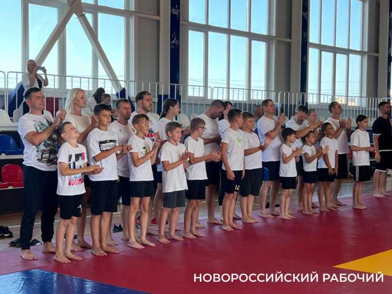 В Новороссийске привезли факел Олимпиады народов мира