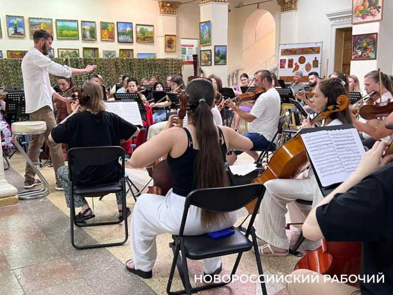 В Новороссийске симфонический оркестр отметит свой юбилей музыкой Чайковского