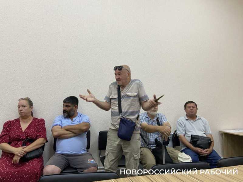 В Новороссийске водителей маршруток  отправили в «отпуск» в самый разгар сезона