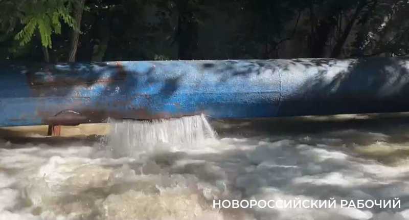В Новороссийске всю ночь устраняли утечку Троицкого водопровода