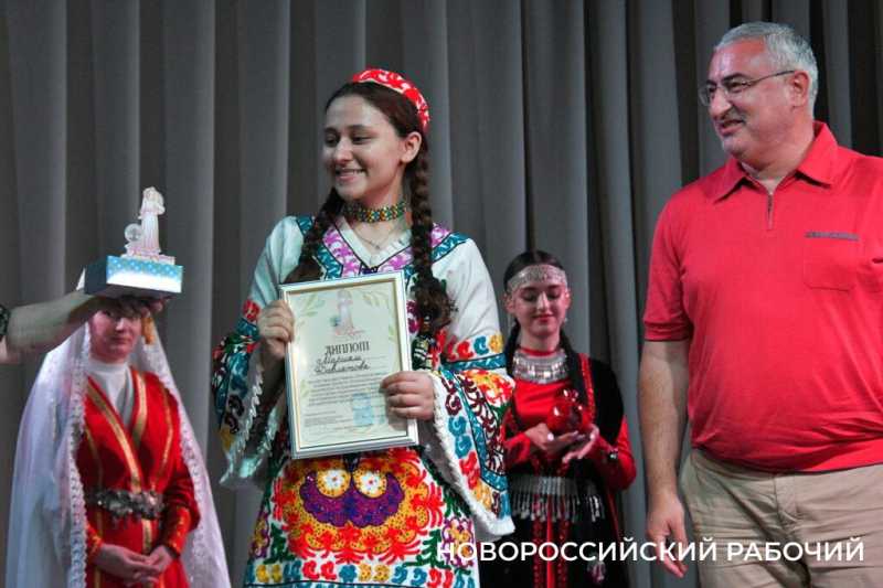 В новороссийском конкурсе «ЭтноКрасавица» участвовала девушка полиглот