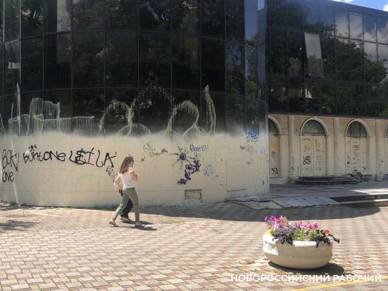 Заброшку в центре Новороссийска власти снесут только после решения суда