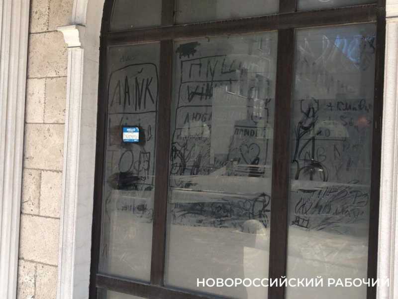 Заброшку в центре Новороссийска власти снесут только после решения суда