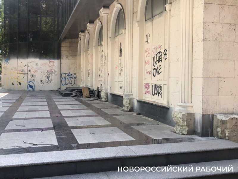 Заброшку в центре Новороссийска власти снесут только после решения суда