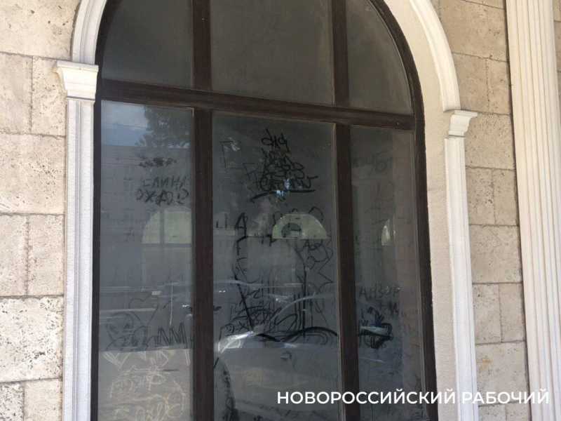 Заброшку в центре Новороссийска власти снесут только после решения суда