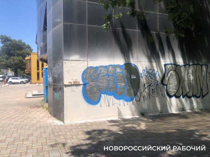 Заброшку в центре Новороссийска власти снесут только после решения суда