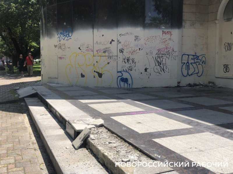 Заброшку в центре Новороссийска власти снесут только после решения суда