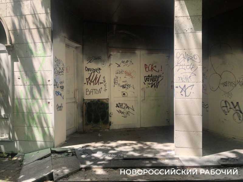 Заброшку в центре Новороссийска власти снесут только после решения суда