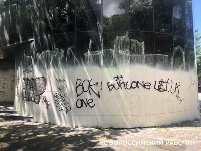 Заброшку в центре Новороссийска власти снесут только после решения суда