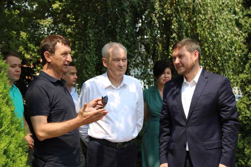 Алексей Юртаев оценил перспективы развития крупнейшего в регионе завода по производству тротуарной плитки