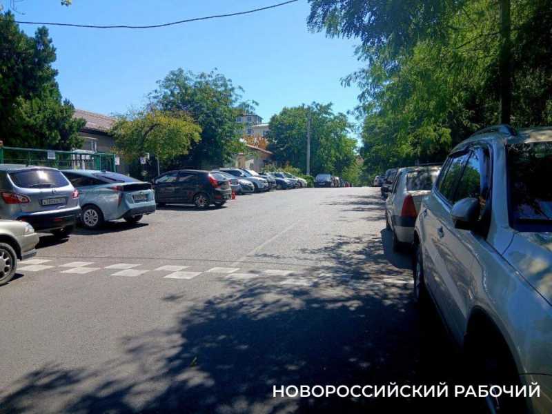 Центральная улица Новороссийска захламлена коробками и бутылками из-под водки