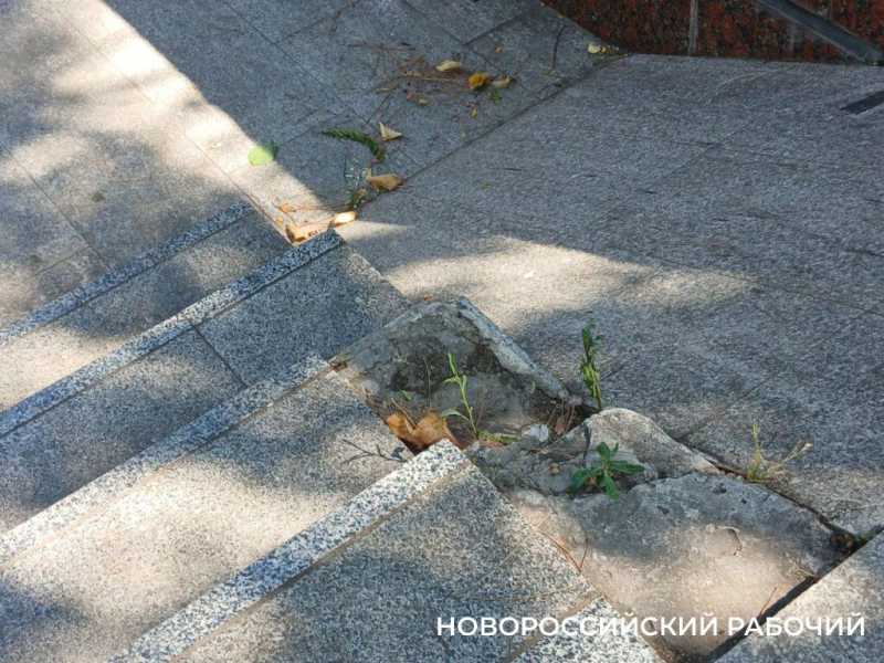 Гранитное покрытие в Ленинском парке Новороссийска восстановят в следующем году