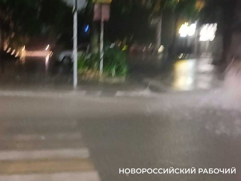Ливень в Новороссийске промочил прохожих и превратил дороги в реки