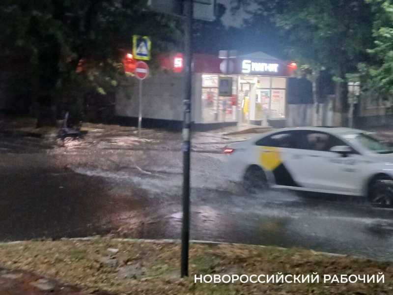 Ливень в Новороссийске промочил прохожих и превратил дороги в реки