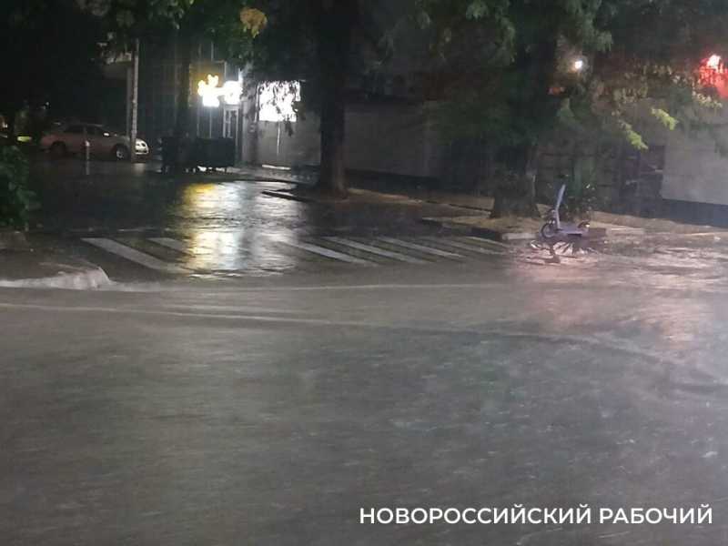 Ливень в Новороссийске промочил прохожих и превратил дороги в реки