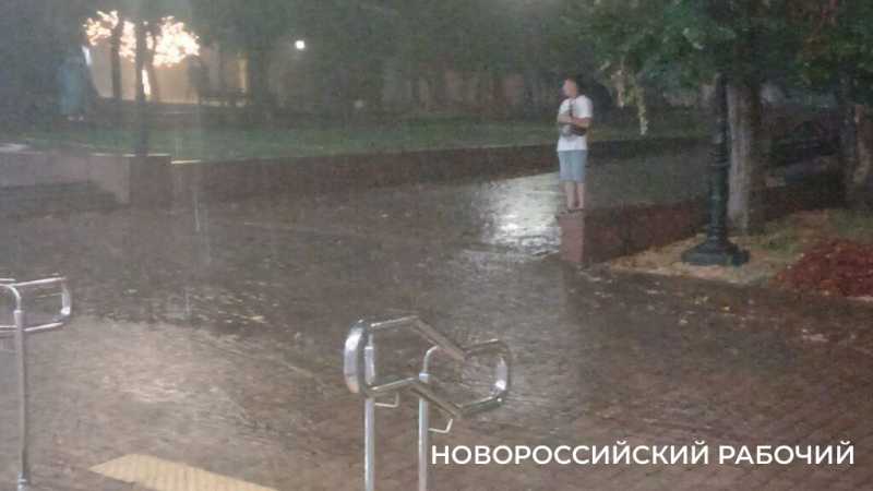 Ливень в Новороссийске промочил прохожих и превратил дороги в реки