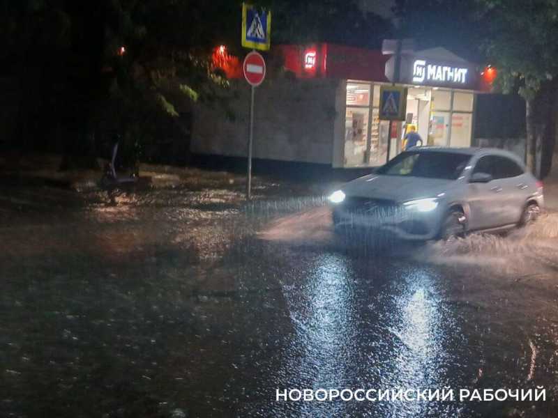 Ливень в Новороссийске промочил прохожих и превратил дороги в реки