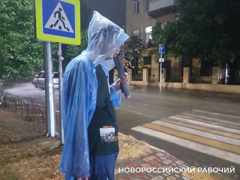 Ливень в Новороссийске промочил прохожих и превратил дороги в реки
