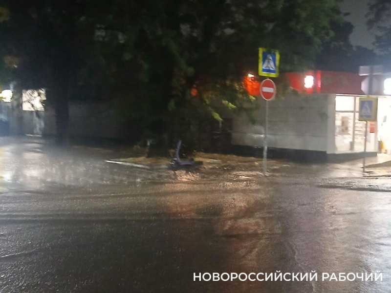 Ливень в Новороссийске промочил прохожих и превратил дороги в реки