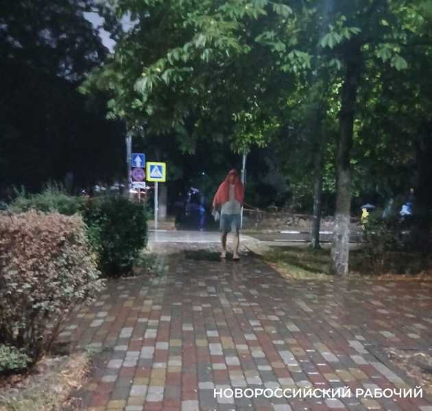 Ливень в Новороссийске промочил прохожих и превратил дороги в реки