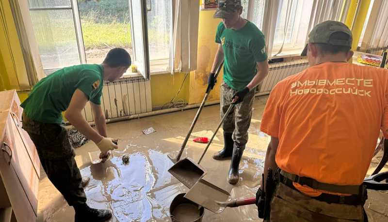 Молодежь и казаки Новороссийска помогают в ликвидации подтопления в Туапсинском районе