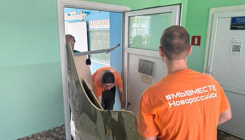 Молодежь и казаки Новороссийска помогают в ликвидации подтопления в Туапсинском районе