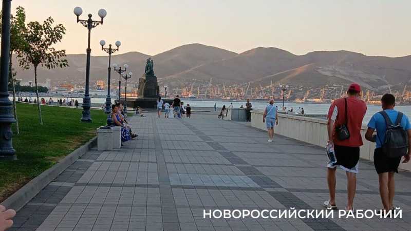 На набережной Новороссийска устраивают пикники и собачьи тусовки