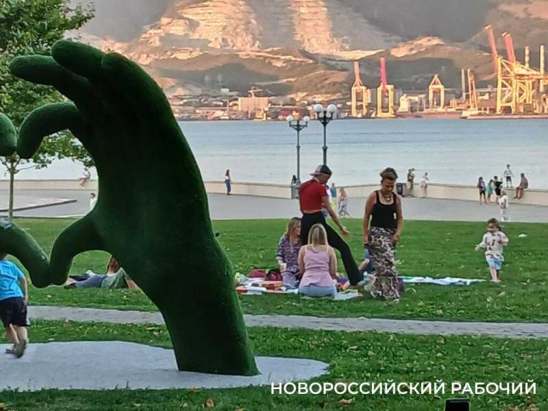 На набережной Новороссийска устраивают пикники и собачьи тусовки