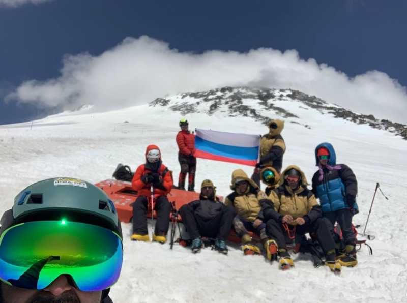 Новороссийские альпинисты отмечают праздник на Эльбрусе