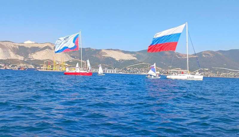 Новороссийские яхтсмены украсили акваторию Цемесской бухты флагами российского триколора