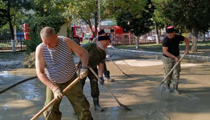 Новороссийские казаки принимают участие в ликвидации последствий стихии в Туапсинском районе